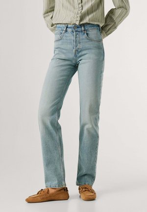 Hellblaue, hoch taillierte Jeans mit geradem Schnitt, dezentem Verblassen, zwei vorderen Taschen, Reißverschluss und gesteppten Details.