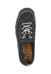 Marinblå slip-on sko med en texturerad ovandel, kontrasterande vit söm, rund svart drarem och vadderat inre med en logotyp.