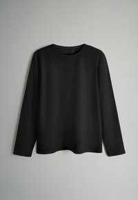 Schwarzes Langarmshirt aus glattem Stoff. Rundhalsausschnitt und eine lässige Passform. Der Saum ist leicht geschwungen, ohne sichtbare Muster oder Akzente.