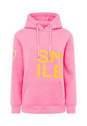 Hoodie rose avec une poche avant, texte "SMILE" en jaune vif, et cordons blancs. Présente un détail en forme de cœur sur la manche gauche.