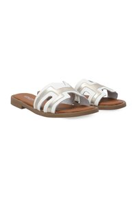 Weiße und goldene Slipper-Sandalen mit Ausschnitten, einer flachen braunen Sohle und einer glatten, glänzenden Oberseite mit kontrastierenden Texturen.