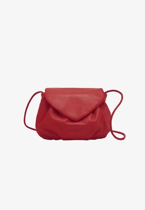 Rote Lederhandtasche mit gefaltetem Klappverschluss und geflochtenem Schulterriemen; weiche Textur und abgerundete Form mit dezenten Falten.