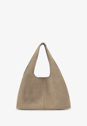 Tragetasche aus Wildleder in Taupe mit breiter, dreieckiger Form und abgesteppten Kanten entlang des Griffs und der Öffnung.