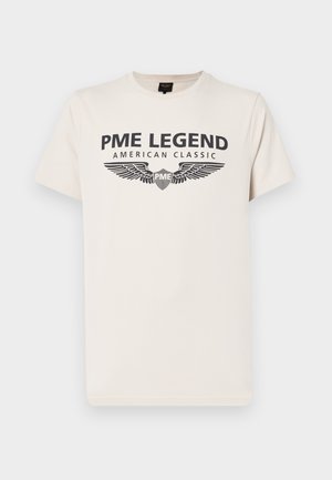 Kraftig cremefarvet bomulds t-shirt med et mørkt print, der står "PME LEGEND AMERICAN CLASSIC" med vingegrafik under teksten.
