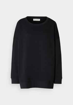 Sudadera negra con escote redondo, mangas largas, hombros caídos y un ajuste relajado. Hecha de una tela suave y texturizada con puños de canalé.