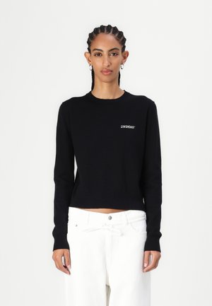 Maglione corto nero con maniche lunghe e scollatura rotonda, decorato con il logo ricamato bianco "2NDDAY" sul lato sinistro del petto. Tessuto morbido.