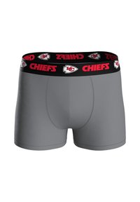 Biancheria intima grigia con una fascia in vita nera che mostra la scritta "CHIEFS" in rosso e un logo. Presenta un design aderente e una trama di tessuto liscia.
