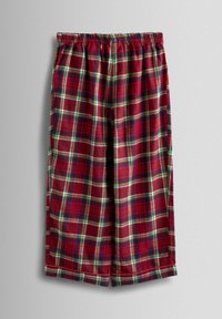 Czerwone szorty w kratę wykonane z miękkiego materiału, z elastycznym pasem, z zielonymi i żółtymi wzorami w kratkę oraz podwiniętymi brzegami.