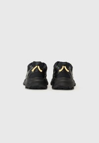 Lacoste L003 NEO SHOT 125 - Trainers - black/yellow