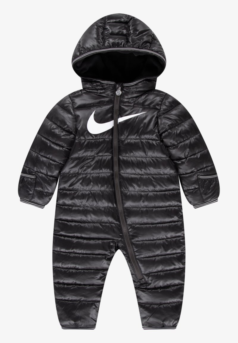 Combinaison de neige matelassée noire pour bébé avec capuche, fermeture éclair intégrale à l’avant et grand logo blanc Nike Swoosh sur la poitrine.