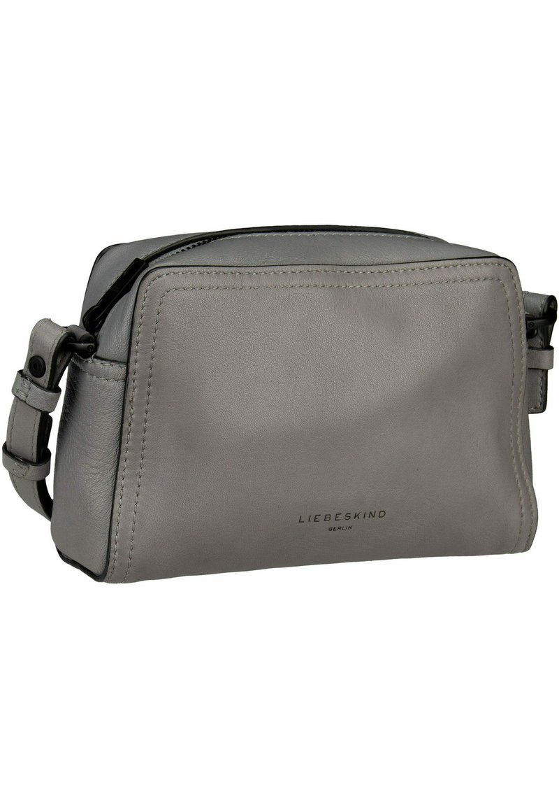 Borsa a tracolla in pelle grigia con chiusura a zip, forma rettangolare, cuciture visibili e logo del marchio embossato sul fronte. Cintura regolabile.