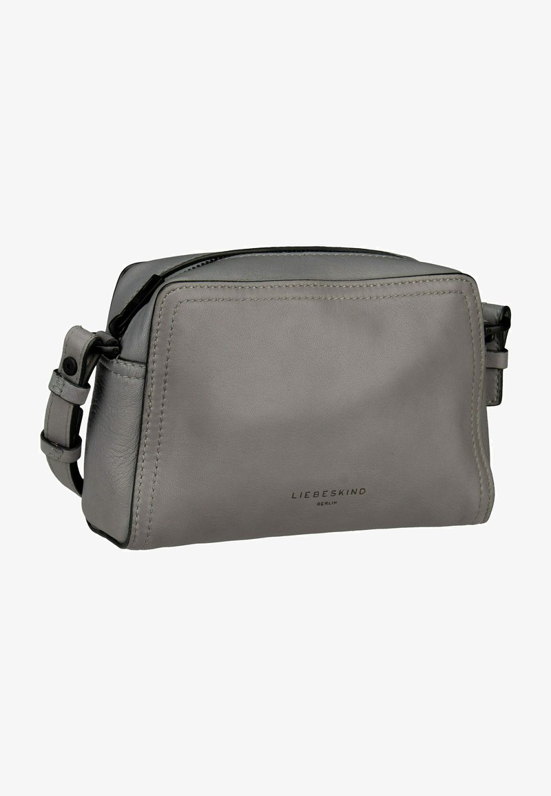 Borsa a tracolla in pelle grigia con chiusura a zip, forma rettangolare, cuciture visibili e logo del marchio embossato sul fronte. Cintura regolabile.