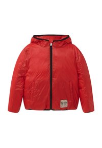 Röd zip-up jacka med huva, som har en glänsande, slät textur, sidofickor och en fyrkantig logotypbricka nära fållen. Svarta dragkedjsdetaljer.