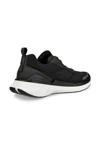 Chaussure de sport noire avec une tige texturée, présentant une semelle intermédiaire blanche contrastante et une languette au niveau du talon. Design épuré pour le confort.
