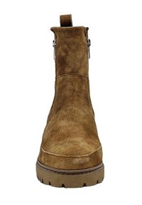 Bruine suede enkellaars met een ronde neus, zijrits en een gestructureerde zool. Voorzien van een trekband aan de achterkant voor gemakkelijk aan- en uittrekken.