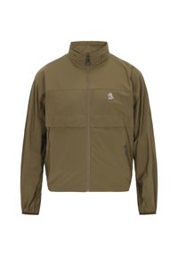 Jachetă ușoară de culoare verde olive, cu guler înalt, fermoar frontal, manșete elastice și un buzunar pe piept cu un logo. Textură netedă din nailon.