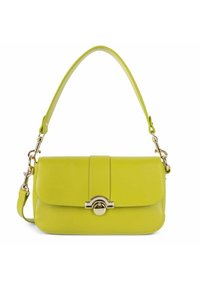 Un sac à main en cuir jaune vif avec une fermeture à rabat, des détails en or et une bandoulière amovible. Texture lisse, forme rectangulaire.
