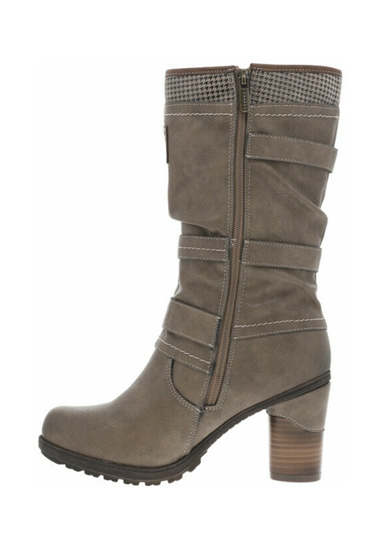 Bottines marron en simili cuir, hauteur genou, avec un bout rond, fermeture éclair sur le côté, talon empilé et sangles décoratives sur la tige. Accents en textile texturé.