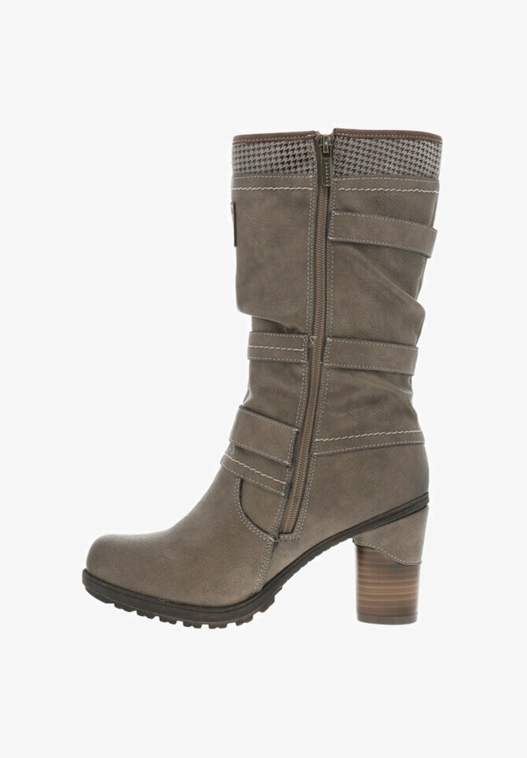 Bottines marron en simili cuir, hauteur genou, avec un bout rond, fermeture éclair sur le côté, talon empilé et sangles décoratives sur la tige. Accents en textile texturé.