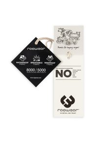 Zwarte label met "ragwear" logo; bevat iconen voor waterdichtheid, ademend vermogen en winddichtheid. Beige label toont dieren en promoot veganistische materialen.