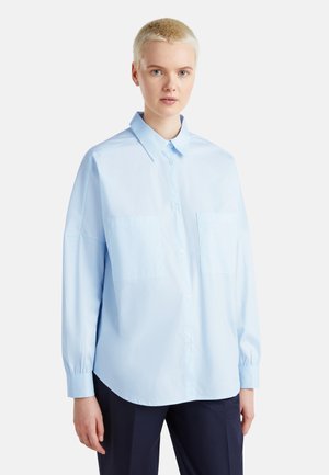 Himmelblaues Button-Down-Hemd mit klassischem Kragen, langen Ärmeln und zwei vorderen Taschen; aus glattem Stoff mit lockerer Passform.