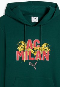 Sweat à capuche vert foncé avec le texte "AC MILAN" en rouge, des graphismes de palmier jaune, et un logo Puma blanc sous le texte.