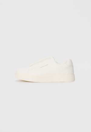Witte instap sneakers met een gestructureerd oppervlak, een dikke zool en een minimalistisch ontwerp. Bevat het merklogo aan de zijkant.