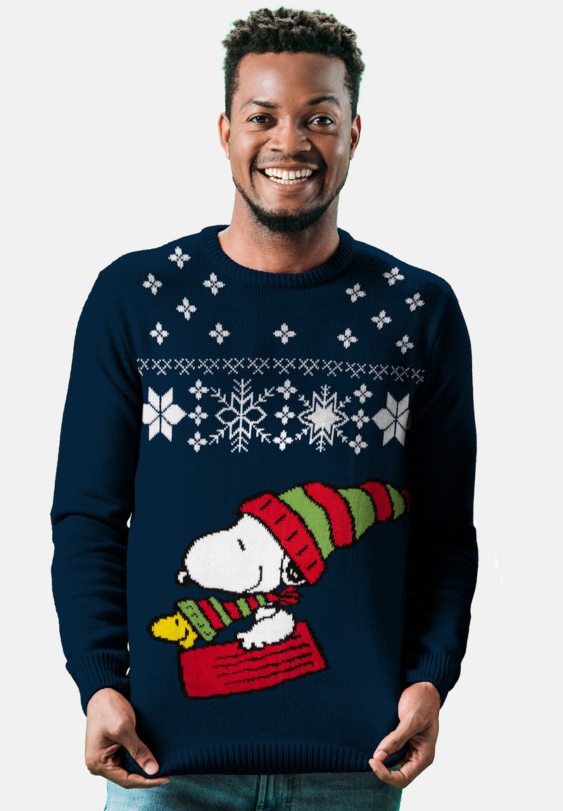 Maglione lavorato a maglia blu navy con un design di Snoopy, motivi di fiocchi di neve e diamanti con accenti bianchi, verdi e rossi, dotato di colletto e polsini a costine.