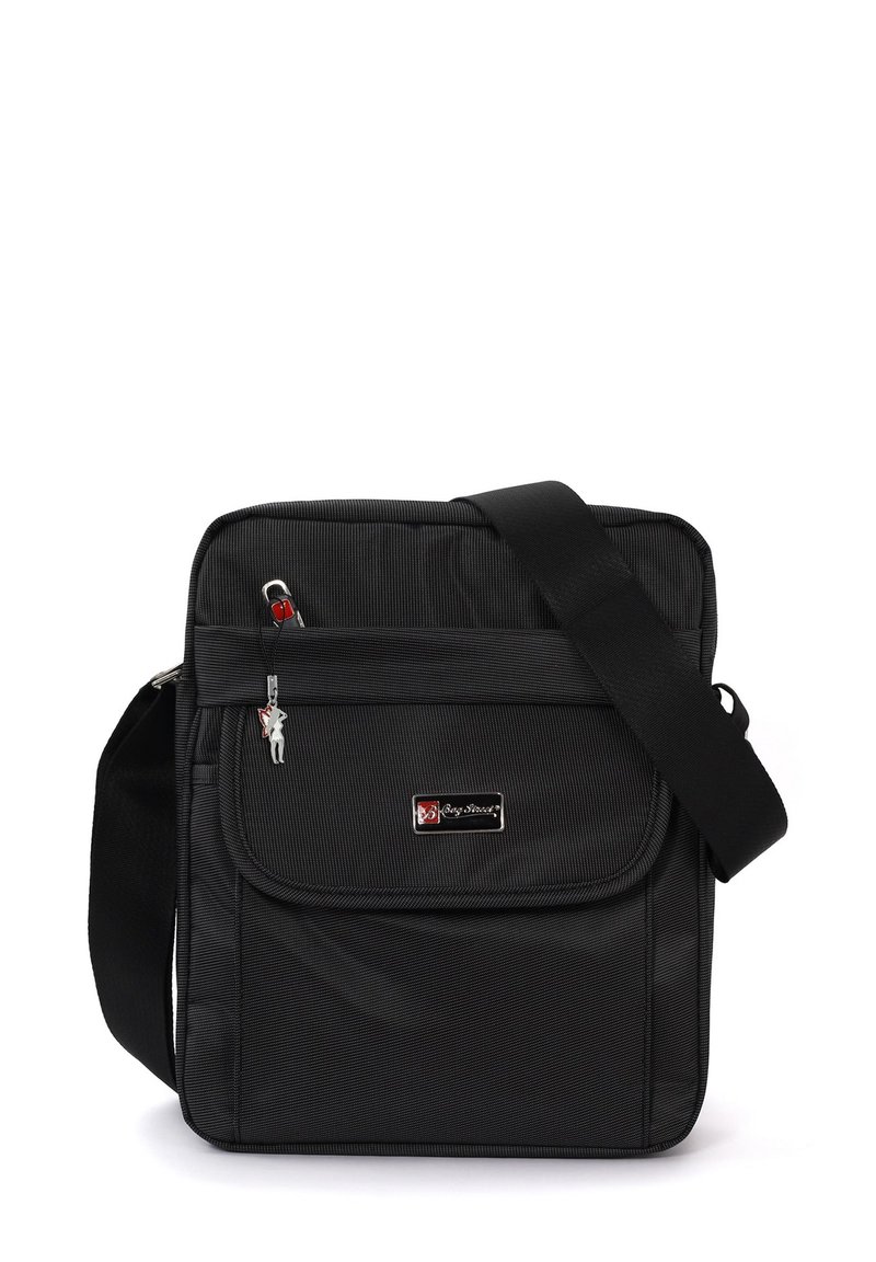 Schwarze Umhängetasche mit strukturierter Oberfläche, Klappenverschluss, verstellbarem Schultergurt und Metall-Logo-Plakette. Mit einem Reißverschluss-Anhänger.