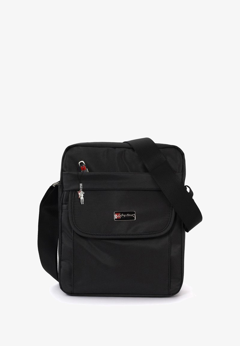 Sac messager noir avec une finition texturée, fermeture à rabat, bandoulière réglable et plaque logo en métal. Comprend un pendentif en forme de tirette sur la fermeture éclair.