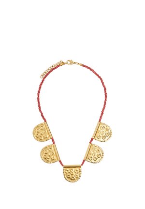 Naszyjnik z małymi czerwonymi koralikami i pięcioma teksturowanymi złotymi półokrągłymi zawieszkami, połączonymi krótkimi złotymi prętami oraz złotym zapięciem z przedłużką.
