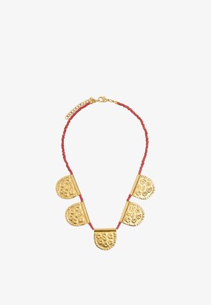 Naszyjnik z małymi czerwonymi koralikami i pięcioma teksturowanymi złotymi półokrągłymi zawieszkami, połączonymi krótkimi złotymi prętami oraz złotym zapięciem z przedłużką.