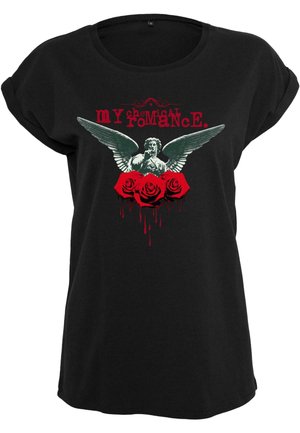 Sort T-shirt med op-rullede ærmer, der har et centralt grafisk motiv: en statue med vinger over tre røde roser og dræbende røde nuancer.
