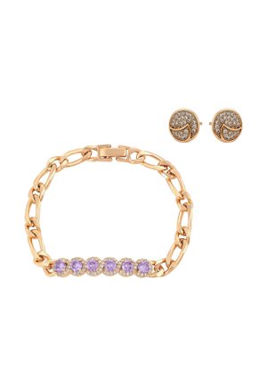 Brățară cu lanț de aur cu șapte pietre prețioase rotunde violet și cercei cerc cu șurub din aur încrustați cu mici cristale clare.