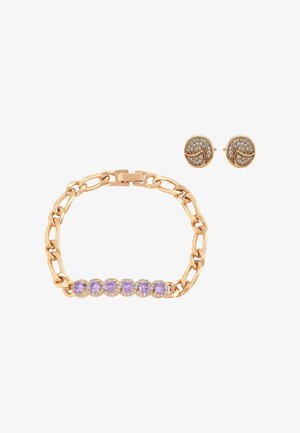 Złota bransoletka z siedmioma okrągłymi fioletowymi kamieniami szlachetnymi oraz okrągłe złote kolczyki wkrętki wysadzane małymi, przezroczystymi kryształkami.