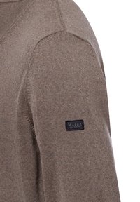 Brązowy dziergany sweter z dekoltem w kształcie litery V. Posiada metkę na lewym ramieniu z napisem "Maerz." Gładka faktura, dopasowany krój.