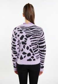 Flauschiger lila Pullover mit schwarzem Tiermuster, gerippten Bündchen und Saum, Rundhalsausschnitt und einer weichen, strukturierten Oberfläche.