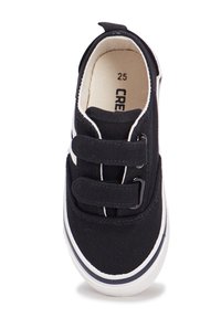 Sneaker nera in tela con doppie cinghie in velcro. Caratterizzata da cuciture bianche e una suola in gomma con un sottile accento blu lungo il bordo. Taglia 25.