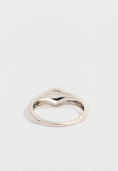 Anello d'argento con una superficie ondulata e lucida e una texture a banda intrecciata. Il design è appuntito nella parte superiore, offrendo un profilo elegante.