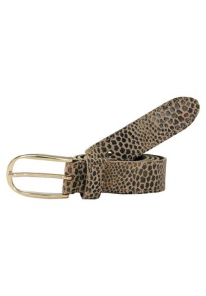 Gerollter brauner Gürtel mit schwarzem Leopardenmuster und goldener Metallschnalle auf weißem Hintergrund.