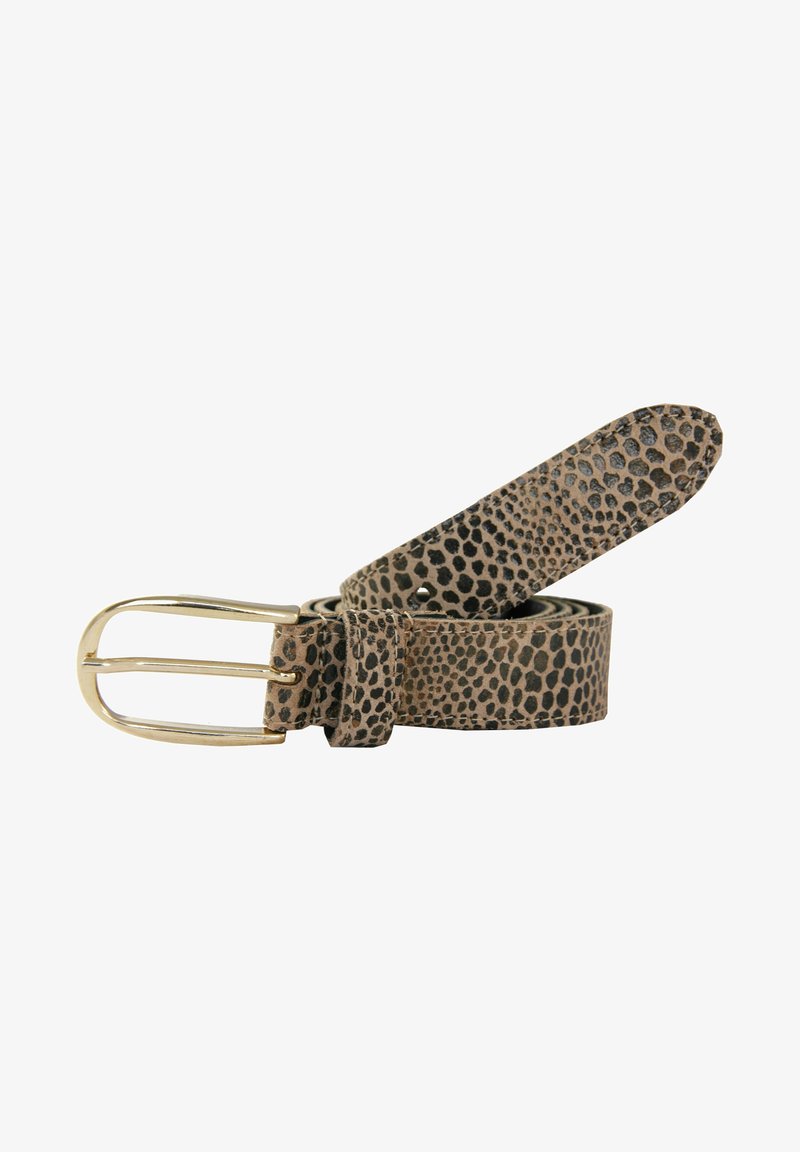 Ceinture marron roulée avec imprimé léopard noir et boucle en métal doré sur fond blanc.