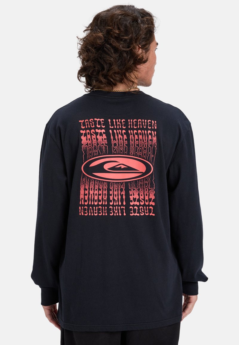 Schwarzes langärmliges T-Shirt mit einem rosanen Grafikdesign auf der Rückseite, das den Text "Schmeckt nach Himmel" in einer wellenförmigen, verzerrten Schriftart zeigt.