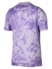 Lyhythihainen urheilupaita, jossa on lila-valkoinen kukkakuosi, nähtynä takaa yksivärisellä taustalla.