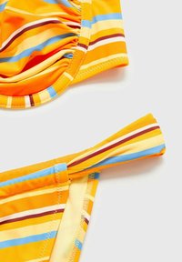 Bikini komplet v rumenih črtah, ki vsebuje horizontalne črte v modri, oranžni in rjavi barvi. Material: gladka, raztegljiva tkanina z naborki.