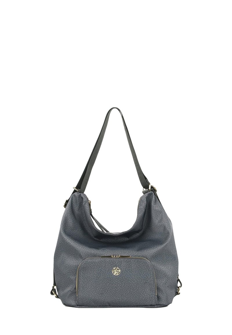 Borsa a spalla in tessuto grigio con una struttura morbida, doppi manici e una tasca con zip sul davanti. Dettaglio del logo dorato sul fronte.