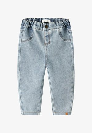 Jeans bleu clair pour tout-petit avec taille élastique, poches avant, fermeture par bouton et petite étiquette brune sur l'ourlet inférieur d'une jambe.