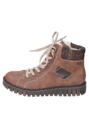 Braune Leder-Stiefelette mit strukturiertem Gummisohle, beigen Schnürsenkeln, Karostoff-Aufsatz und einem dunkelbraunen Logo-Patch an der Seite.