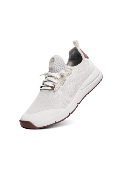 Sneaker en mesh blanc avec une semelle rembourrée, des détails en caoutchouc bordeaux et un design à lacets. Doté d'une languette arrière pour un enfilage facile.