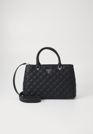 Zwarte gewatteerde handtas met dubbele handgrepen aan de bovenkant, afneembare schouderband en driehoekige Guess-logo-plaat aan de voorkant in het midden.