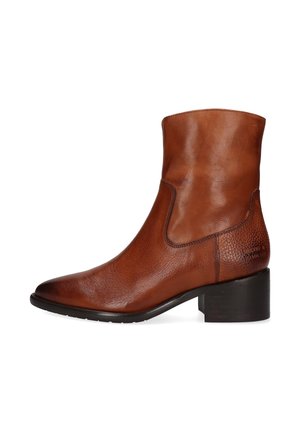 Botte de cheville en cuir marron avec une tige lisse, des accents légèrement texturés, un bout pointu et un talon bloc de hauteur intermédiaire.
